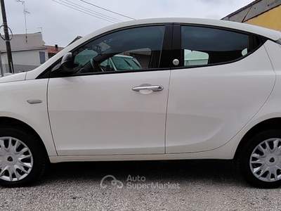 Lancia Ypsilon 0.9 TwinAir 85 CV 5 porte Metano Ecochic Gold Bianco usata Viadana