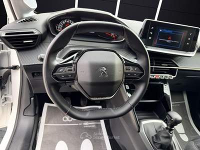 Peugeot 208 1.2 PureTech Active Bianco usata Casagiove