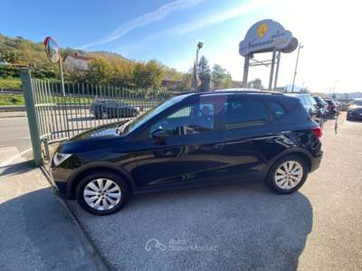 Seat Arona 1.0 EcoTSI Style NAV/FARI LED/CARPLAY Nero usata Atripalda