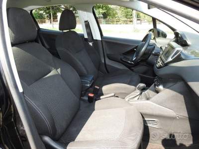 Peugeot 208 5 porte Active *NEOPATENT usata Calderara di Reno