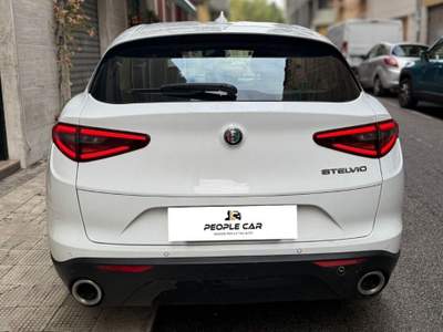 Alfa Romeo Stelvio AT8 RWD Executive Bianco usata Bari