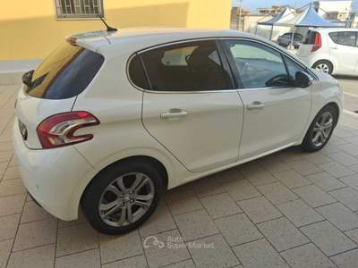 Peugeot 208 1.2 Vti Allure 5p Bianco usata Manfredonia