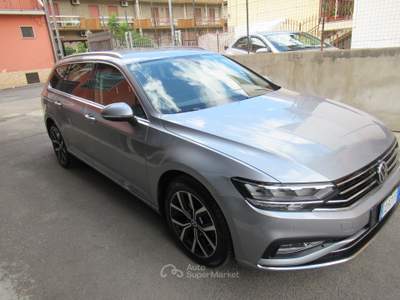 Volkswagen Passat Variant 2.0 TDI SCR 200 CV DSG Executive Grigio usata Striano