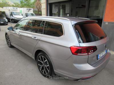 Volkswagen Passat Variant 2.0 TDI SCR 200 CV DSG Executive Grigio usata Striano