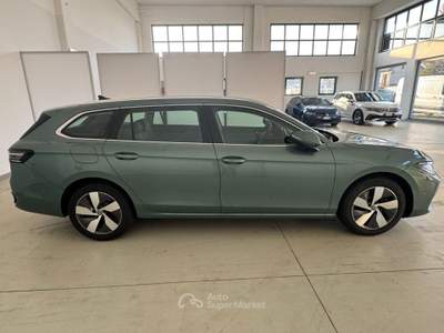 Volkswagen Passat 1.5 eTSI 150 CV DSG Business Verde usata Alba