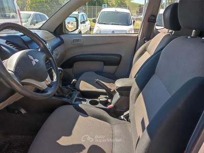 Mitsubishi L200 L200 2.5 DI-D/178CV CC Intense Tender Fleet Bianco usata MONTE URANO