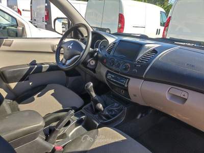 Mitsubishi L200 L200 2.5 DI-D/178CV CC Intense Tender Fleet Bianco usata MONTE URANO