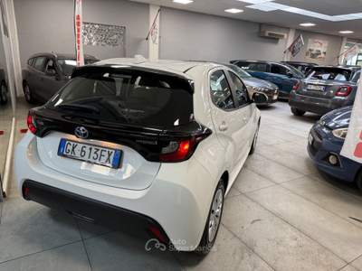 Toyota Yaris 5 porte Lounge 92CV Auto Bianco usata Prato