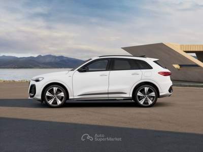 Audi TT Audi Q5 SUV S line edition e-hybrid  220 kW S tron Bianco usata San Fior