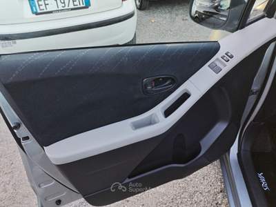 Toyota Yaris GOMMATA, IGENIZZATA TAGLIANDO PRE-CONSEGNA Grigio usata FIRENZE