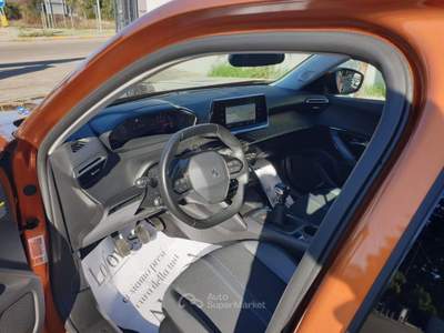 Peugeot 2008 BlueHDi 100 S&S Allure Navi Pack Arancione usata Taranto