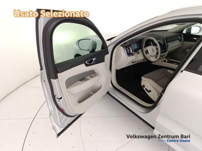 Volvo XC60 2.0 b4 momentum pro auto Argento usata Bari