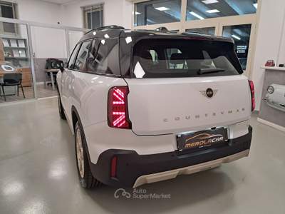 MINI Countryman MINI Cooper Countryman U25 1.5 48V C Hybrid Favoured automatica Bianco usata Campagna