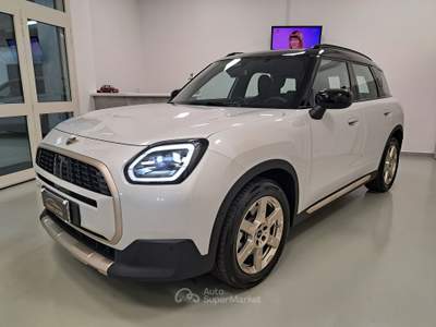 MINI Countryman MINI Cooper Countryman U25 1.5 48V C Hybrid Favoured automatica Bianco usata Campagna