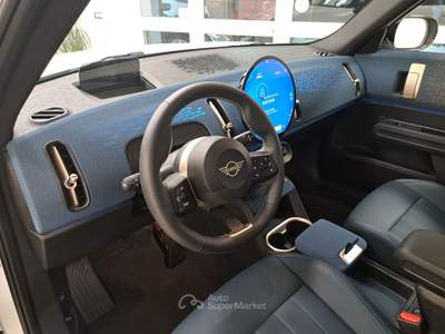 MINI Countryman MINI Cooper Countryman U25 1.5 48V C Hybrid Favoured automatica Bianco usata Campagna