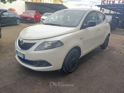 Lancia Ypsilon 1.0 FireFly 5 porte S&S Hybrid Ecochic Silver Bianco usata Afragola