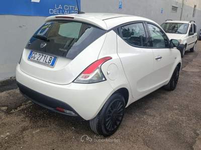 Lancia Ypsilon 1.0 FireFly 5 porte S&S Hybrid Ecochic Silver Bianco usata Afragola