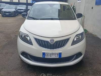 Lancia Ypsilon 1.0 FireFly 5 porte S&S Hybrid Ecochic Silver Bianco usata Afragola