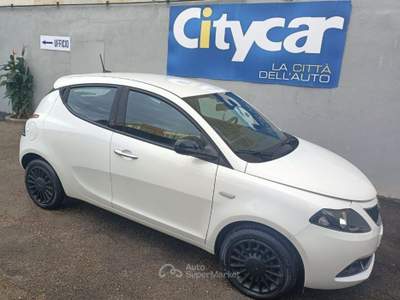 Lancia Ypsilon 1.0 FireFly 5 porte S&S Hybrid Ecochic Silver Bianco usata Afragola