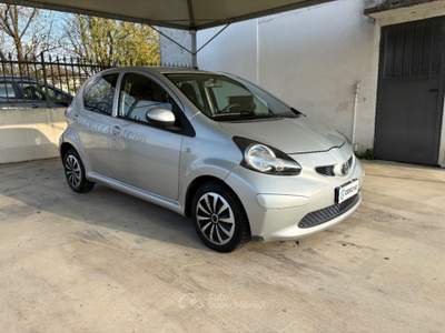 Toyota Aygo 1.0 12V VVT-i 5 porte OK NEOPATENTATI 5 PORTE Argento usata Pavia