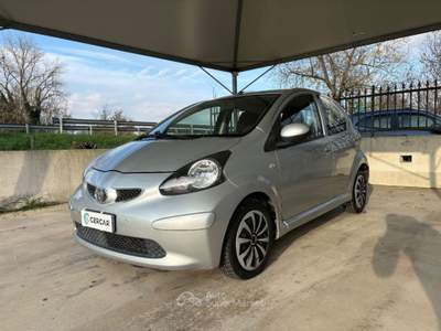 Toyota Aygo 1.0 12V VVT-i 5 porte OK NEOPATENTATI 5 PORTE Argento usata Pavia