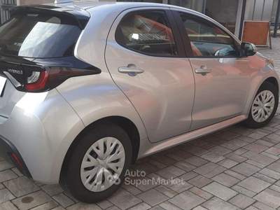 Toyota Yaris 1.5 5 porte Active UNICO PROPRIETARIO Grigio usata Galliate