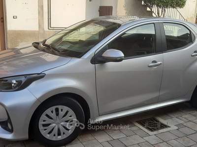 Toyota Yaris 1.5 5 porte Active UNICO PROPRIETARIO Grigio usata Galliate