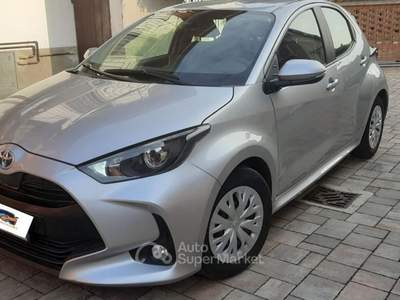 Toyota Yaris 1.5 5 porte Active UNICO PROPRIETARIO Grigio usata Galliate
