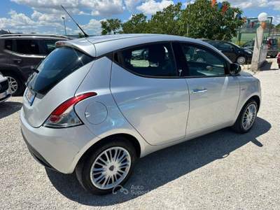 Lancia Ypsilon 1.2 69 CV 5 porte S&amp;S Gold Argento usata Altidona