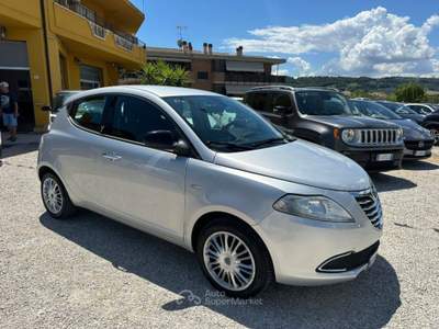 Lancia Ypsilon 1.2 69 CV 5 porte S&amp;S Gold Argento usata Altidona