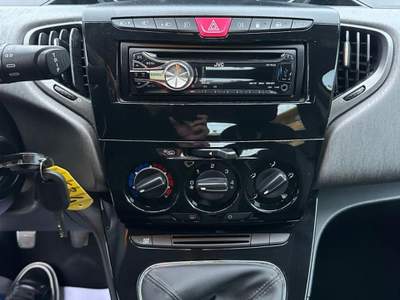 Lancia Ypsilon Ypsilon 0.9 t.air Gold ecochic metano 80cv Bianco usata Altidona