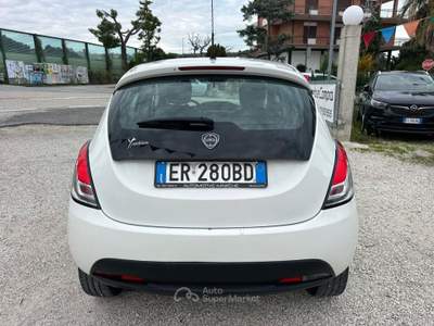 Lancia Ypsilon Ypsilon 0.9 t.air Gold ecochic metano 80cv Bianco usata Altidona
