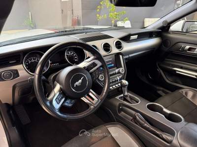 Ford Mustang Fastback 5.0 V8 aut. GT Bianco usata Medesano