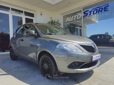 Lancia Ypsilon 1.0 firefly hybrid Silver s&s 70cv Grigio usata Vittoria