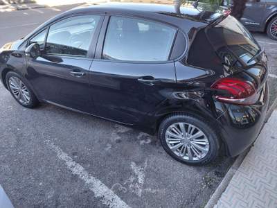 Peugeot 208 208 5p 1.2 puretech Active 82cv NEOPATENTATI Nero usata Fagnano Olona