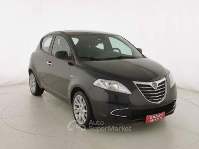 Lancia Ypsilon 1.2 69 CV 5 porte Gold Nero usata Crema