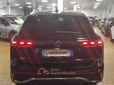 Volkswagen Tiguan 2.0 TDI 150 CV DSG R-Line Nero usata Vigevano