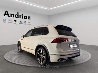 Volkswagen Tiguan Tiguan 2.0 TDI 150 CV SCR DSG 4MOTION R-Line Bianco usata San Martino Buon Albergo