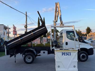Iveco Daily 70C17 GRU + CESTELLO RIBALTABILE Bianco usata Teverola