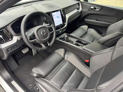 Volvo XC60 T6 phev R-design awd AUT/NAV/TETTO/CAMERA360/PELLE Bianco usata Sesto San Giovanni