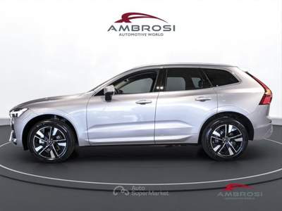 Volvo XC60 B5 AWD Mild hybrid Benzina Plus Bright Argento usata Corciano