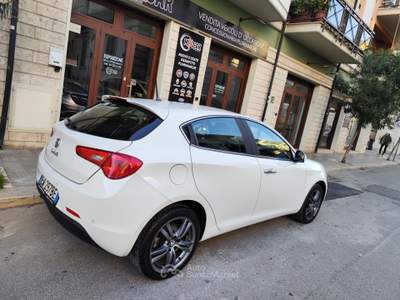 Alfa Romeo Giulietta 1.6 JTDm-2 105CV Distinctive Bianco usata CORATO