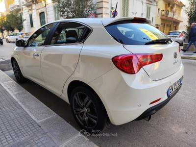Alfa Romeo Giulietta 1.6 JTDm-2 105CV Distinctive Bianco usata CORATO