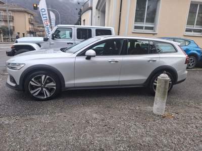 Volvo V60 Cross Country B4 (d) AWD Geartronic Business Pro Line Bianco usata Varallo
