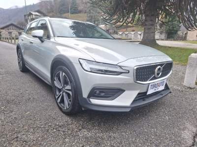 Volvo V60 Cross Country B4 (d) AWD Geartronic Business Pro Line Bianco usata Varallo
