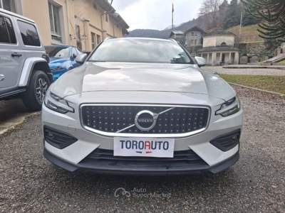 Volvo V60 Cross Country B4 (d) AWD Geartronic Business Pro Line Bianco usata Varallo