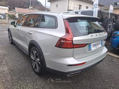 Volvo V60 Cross Country B4 (d) AWD Geartronic Business Pro Line Bianco usata Varallo