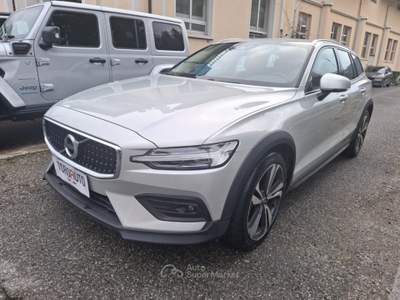 Volvo V60 Cross Country B4 (d) AWD Geartronic Business Pro Line Bianco usata Varallo