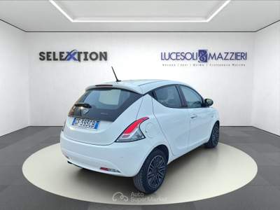 Lancia Ypsilon  - ypsilon 1.0 firefly 5 porte s&s hybrid ecochic gold Bianco usata Ancona