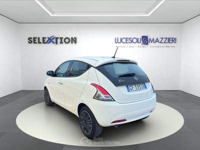 Lancia Ypsilon  - ypsilon 1.0 firefly 5 porte s&s hybrid ecochic gold Bianco usata Ancona